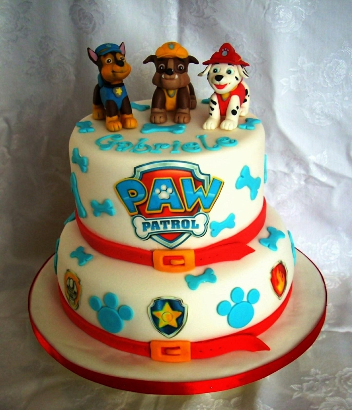 gâteau dessin pat patrouille, trois chiens, pattes de chien bleues, anniversaire pat patrouille