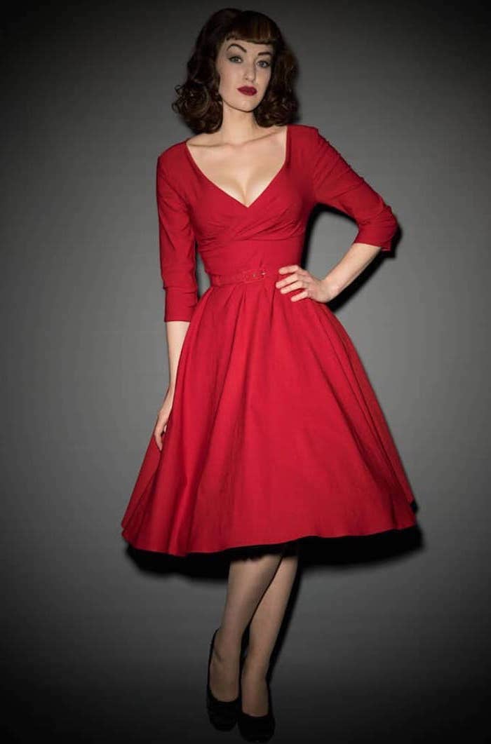 Rouge robe manche mi longue, comment s'habiller à la mode des années 50, tenue année 50, être une femme stylée