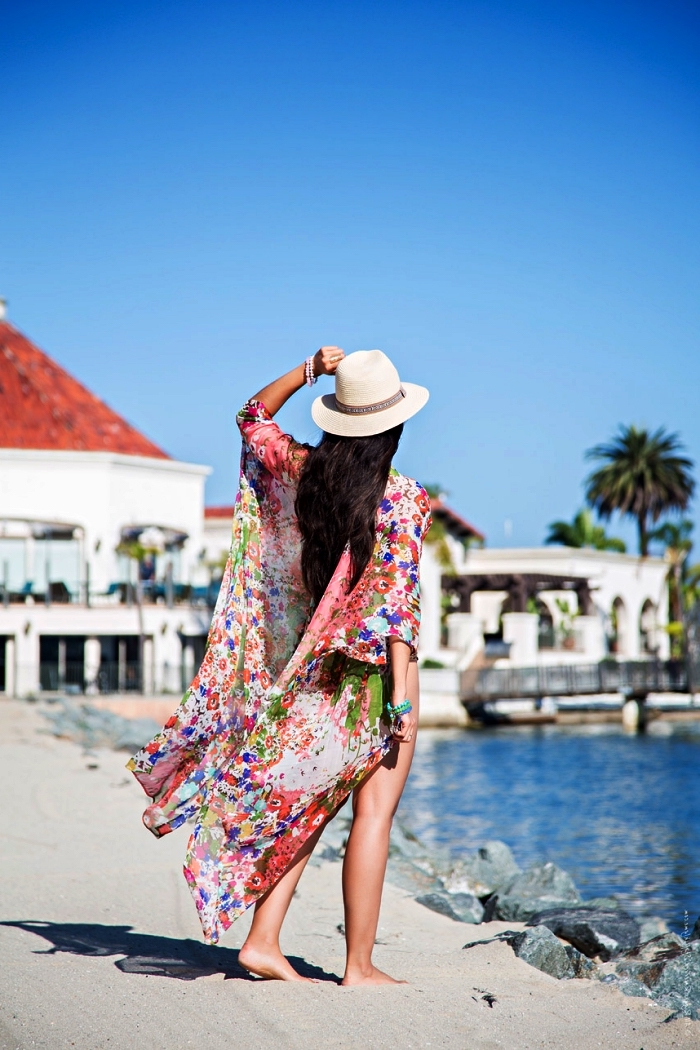 kimono plage longue et légère en imprimé multicolore à porter par dessus son maillot de bain
