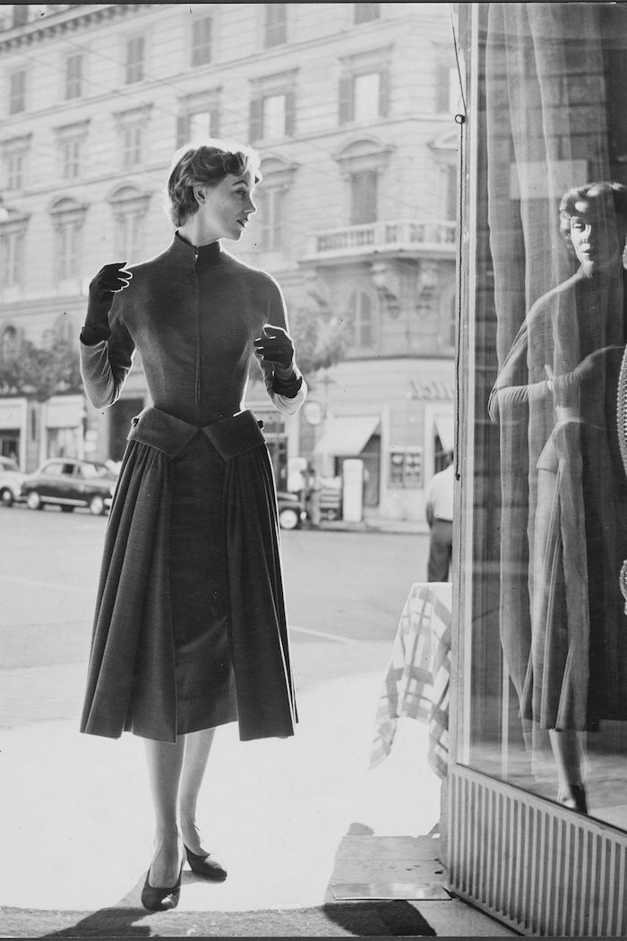 Femme qui regarde son image en reflet de verrine, soirée guinguette tenue année 50, souligner la beauté des femmes 