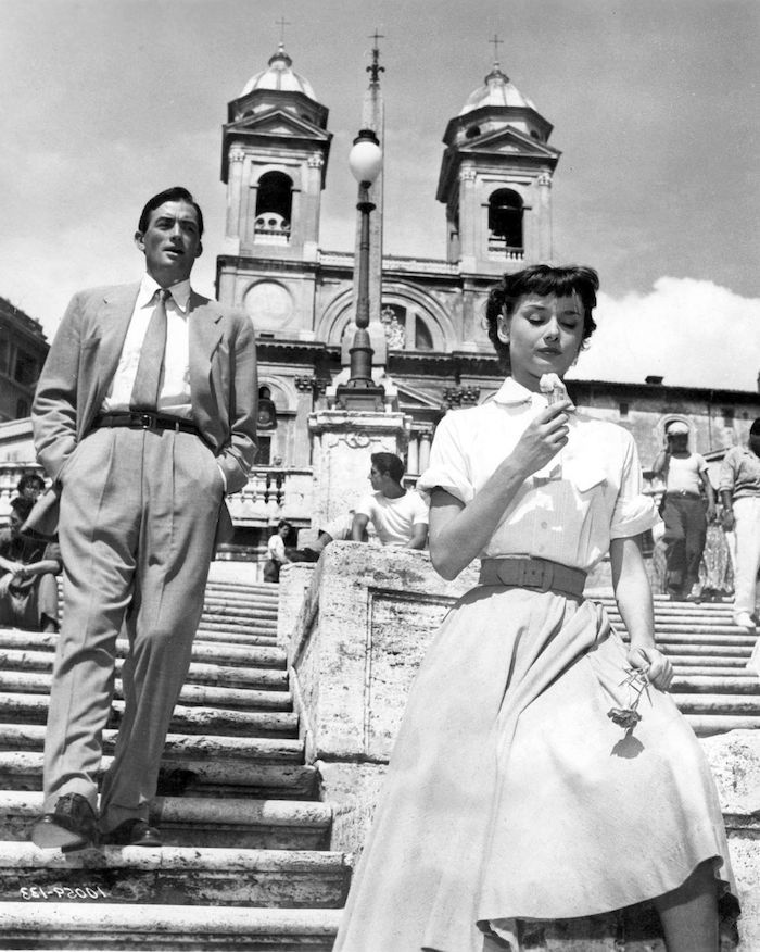 Les vacances romaines, chaussure année 50, tenue année 50, les femmes du XX-ème siècle, Audrey Hepburn en chemise col claudine et jupe trapèze 