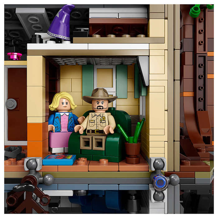 Lego Stranger Things, la maison de byers dans les premiers deux saisons, elle lego, cherif lego, canapé pièce cactus