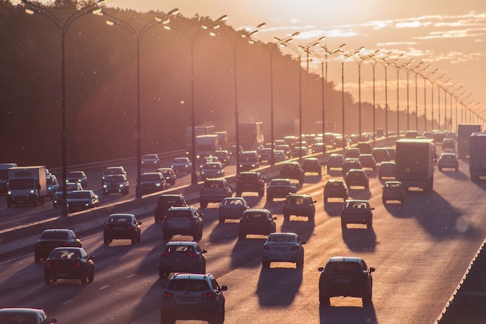 L'embouteillage est un norme pour les autoroutes en amérique et spécialement en LA, coucher de soleil photo beaucoup de voitures, traffic dans les états unies 