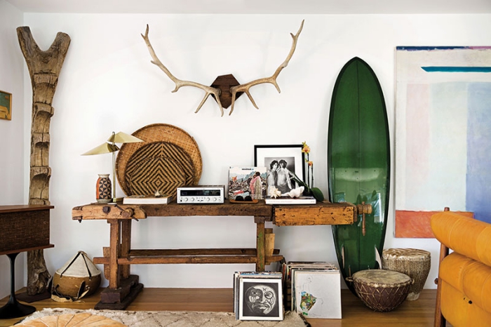 déco avec objets ou meuble bois flotté DIY, modèle de salon blanc aménagé avec meubles de bois foncé et objets de plage