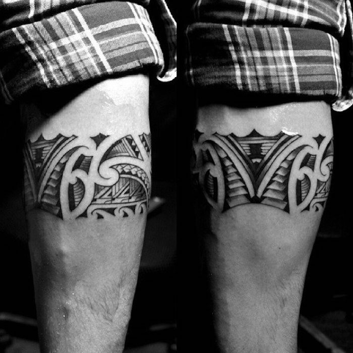 manchette tatouage homme sur bras aux symboles labyrinthe d escaliers et chemins, dessin original