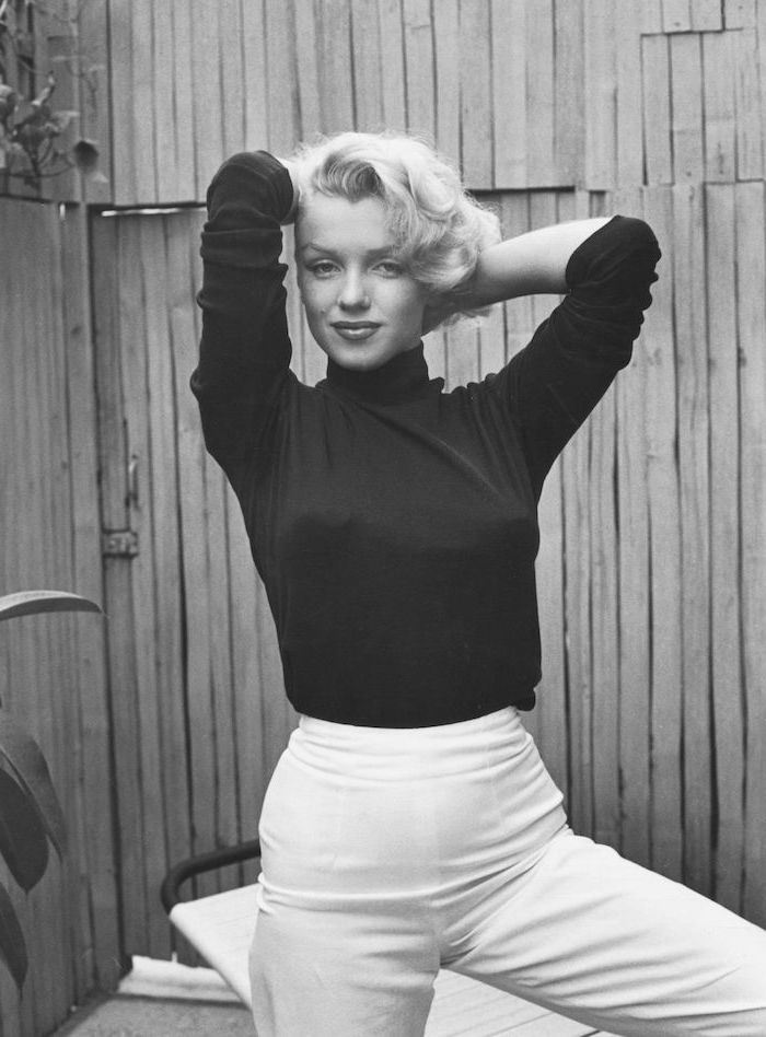 Magnifique style d'une actrice populaire, mode des années 50, comment être à la mode avec une tenue des années 50, pantalon blanc et blouse noir