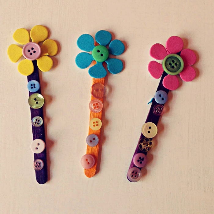 des marque-pages fleurs en bâtonnets de bois décorés de petits boutons, idée de cadeau fête des mères a faire soi meme