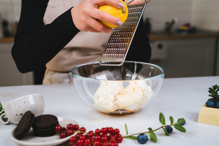 zeste de citron à ajouter au mélange de fromage à la crème et mascarpone pour faire un cheesecake delicieux sans four