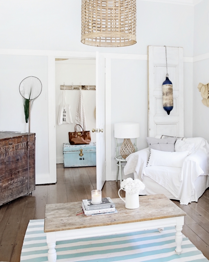 salon minimaliste avec accessoires et meubles de style rétro, modèle de suspension lumineuse bohème chic