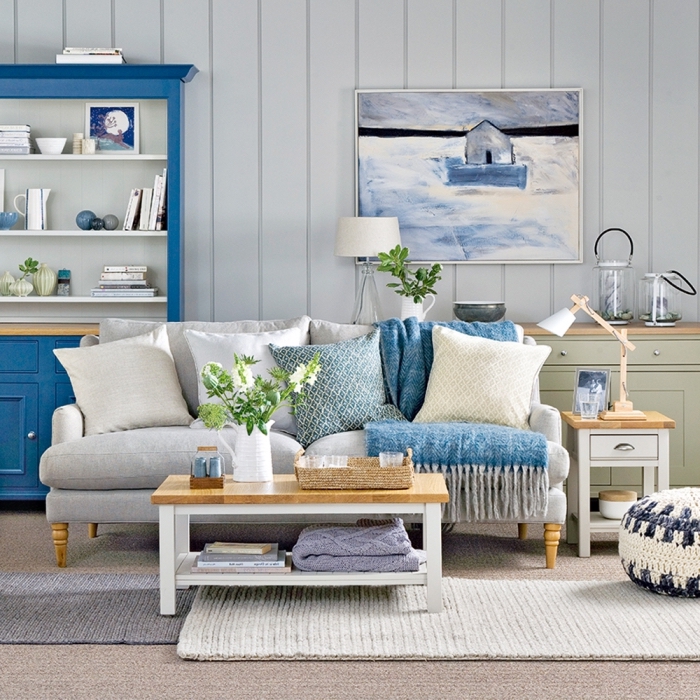 quelle couleur associer avec le gris dans un salon esprit marin, aménagement pièce océanique avec meubles couleur bleu marine