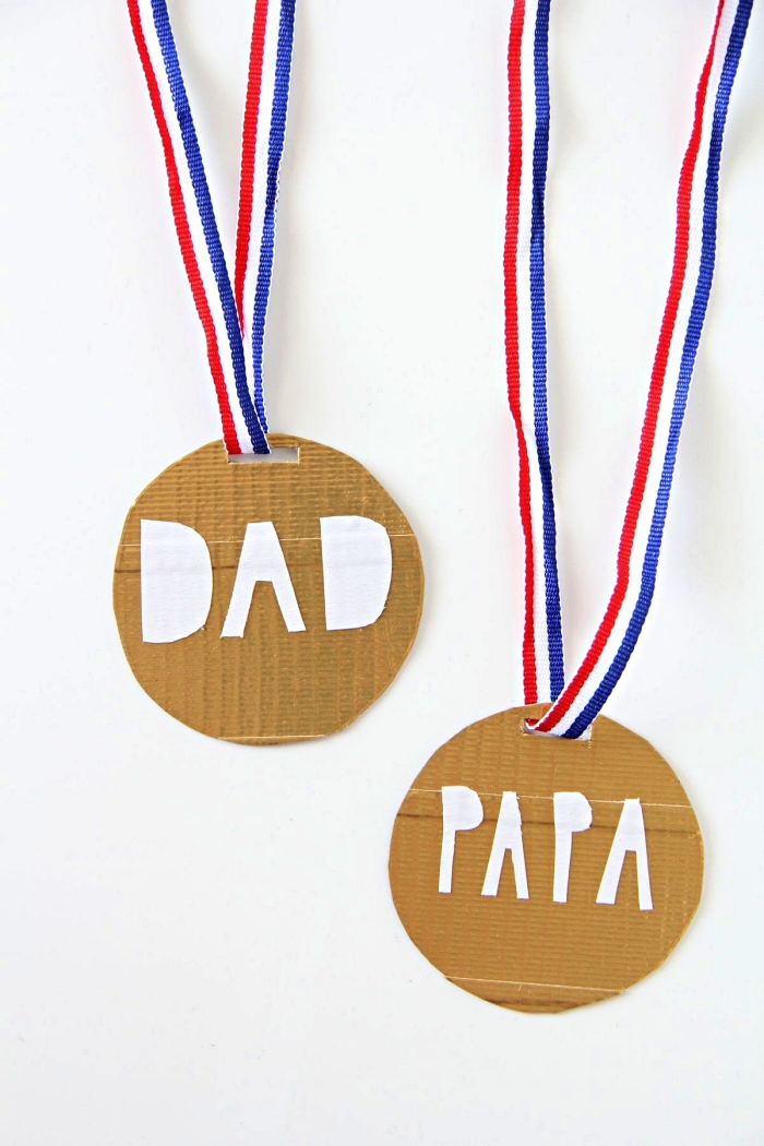 idée de cadeau fete des peres a fabriquer à l'école maternelle, médaille en carton meilleur papa
