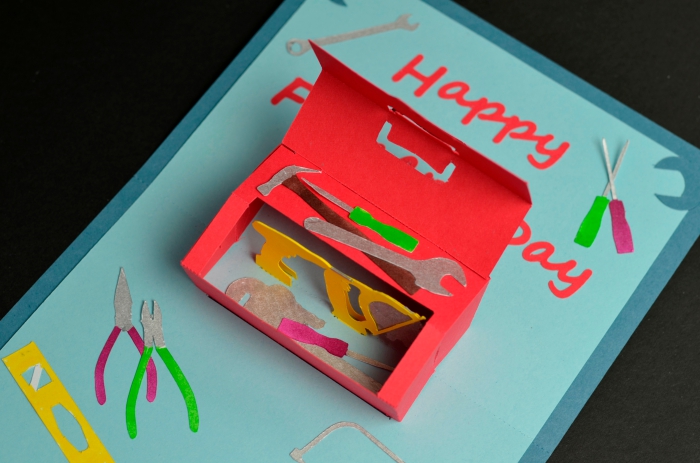 idée cadeau fête des pères à fabriquer, modèle de carte pop-up facile, exemple de carte avec boîte à outils 3D