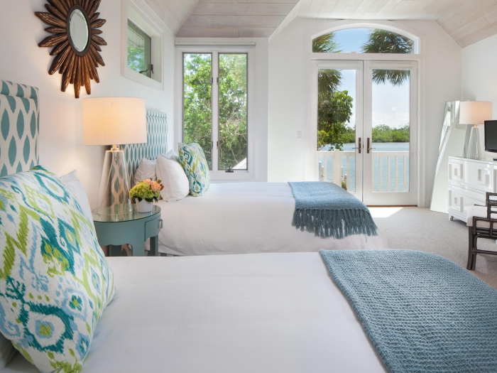 aménagement pièce blanche dans style bord de mer, idée chambre à coucher avec accessoires de nuances vert et bleu