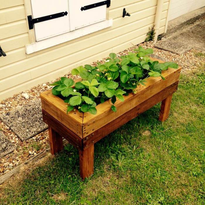 jardinière potager sur pied en lattes de bois arrangés en bac de bois, idee plante d exterieur, jardinière fraisier