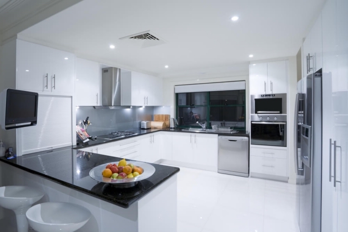 agencement cuisine moderne sur trois murs, modèle de cuisine blanc et noir avec crédence verre gris et équipement inox