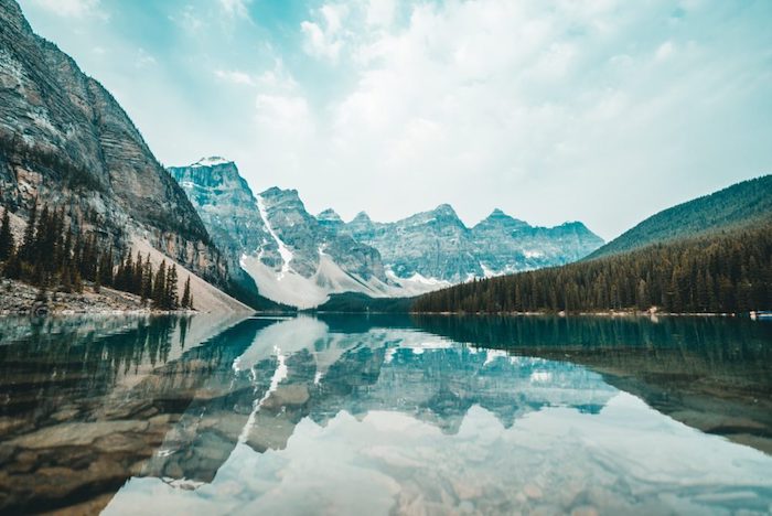Miroir paysage de montagnes sur le lac, paysage canada ou norway, paysage magnifique, les plus beaux paysages du monde