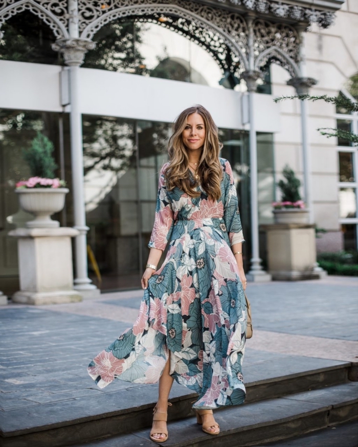 idée robe de soirée chic et glamour pour été 2019, exemple de robe longue à jupe volants aux motifs floraux rose et vert pastel