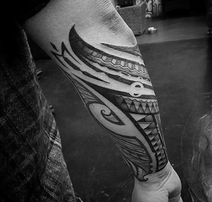 formes geometriques tatouées sur la peau, chemins et dédales de la vie, tatouage homme grand à plusieurs motifs