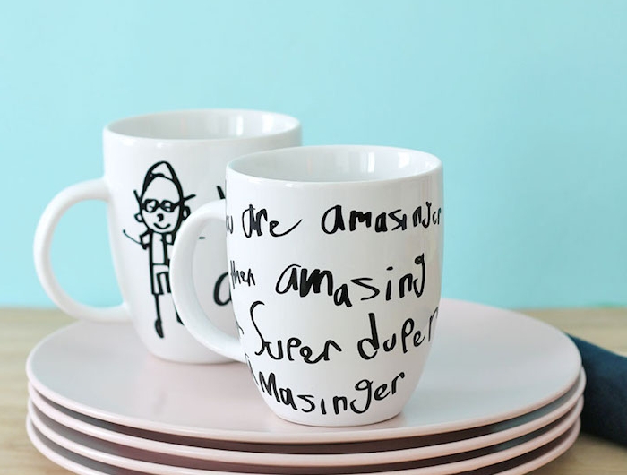 mug personnalisé fête des pères idée pour fabriquer un cadeaupour la fête des pères en maternelle simple avec dessins enfant au maruqueur sur mug