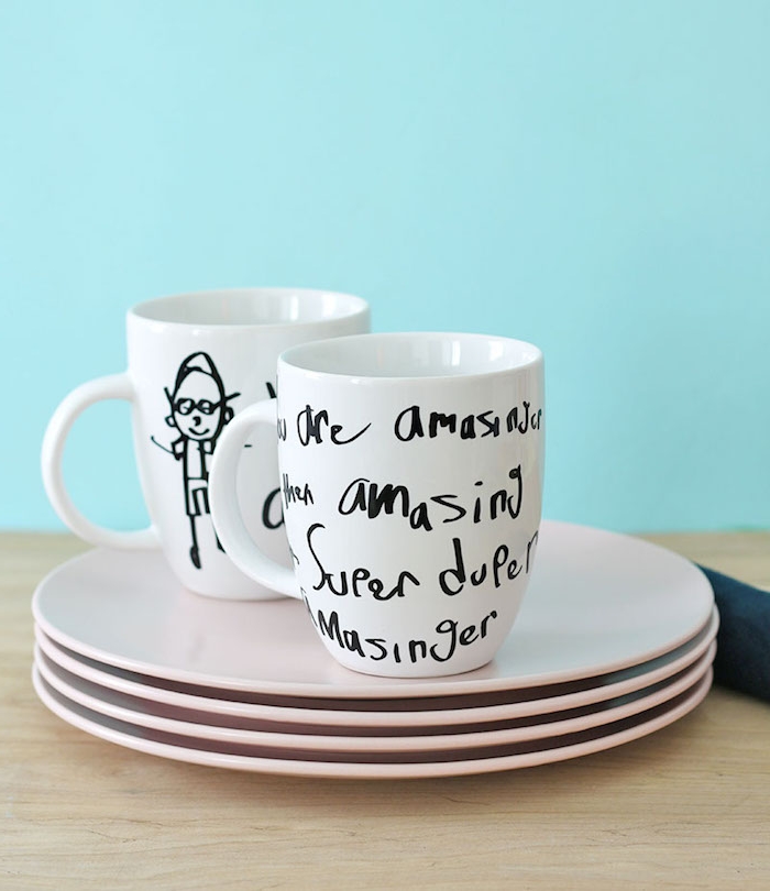 mug personnalisé fête des pères idée pour fabriquer un cadeaupour la fête des pères en maternelle simple avec dessins enfant au maruqueur sur mug