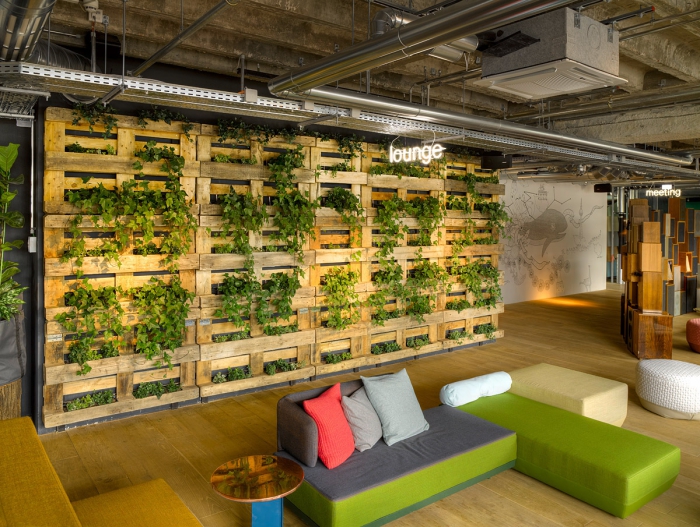 modèle de decoratif mur végétal intérieur en bois recyclé, exemple recyclage de palette, modèle rangement mural en palette