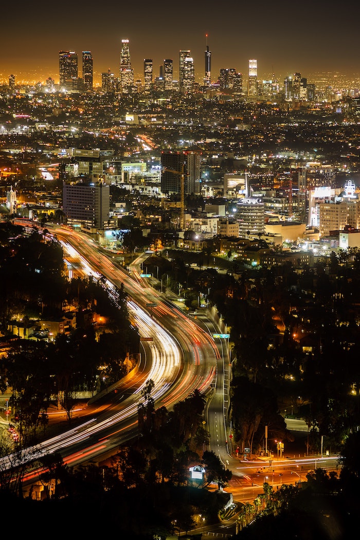 Los Angeles en nuit, belle photo avec les lumières de la nuit des bâtiments et voitures, LA traffic et précautions écologiques 