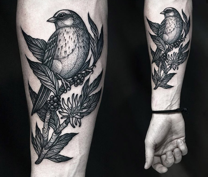 oiseau tatouage original en noir sur bras, modele tattoo design d oiseau perché sur une branche fleurie