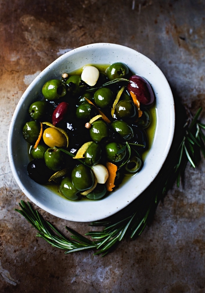 assortiment d'olives marinées au romarin et citron pour un apéro dinatoire facile et rapide