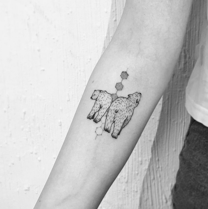 tatouage anima, ours polaire blanc et formes géométriques hexagonales sur le bras d une femme