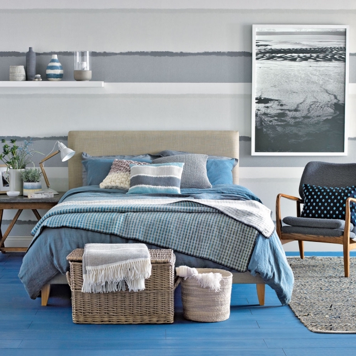 modèle de chambre à coucher gris et bleu, comment réaliser une deco marine stylée avec objets en fibre végétale