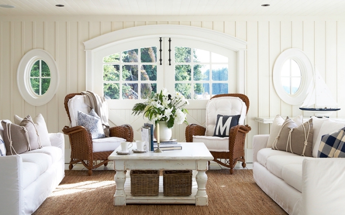 aménagement salon blanc avec meubles bois blanc, déco de style rétro avec accessoire d'esprit marin, idée déco marine facile