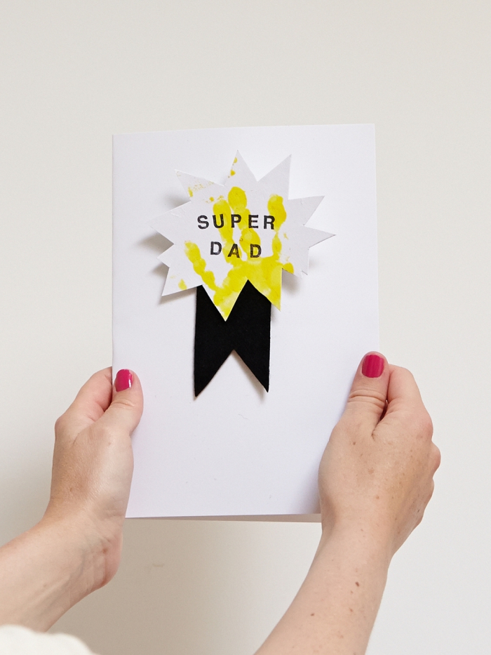 idée cadeau fête des pères à fabriquer maternelle, modèle de carte en papier blanc avec badge meilleur papa