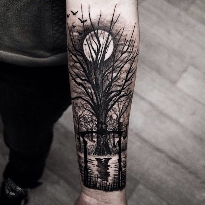 tatouage lune et arbre silhouette noire, idee se faire tatouer un paysage au clair de lune