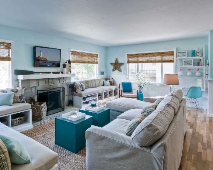 aménagement de salon à deco marine, pièce aux murs bleu pastel et plafond blanc aménagée avec meubles bois