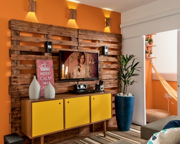 idée décoration murale salon, design intérieur salon aux murs blancs et orange avec déco en palettes recyclés