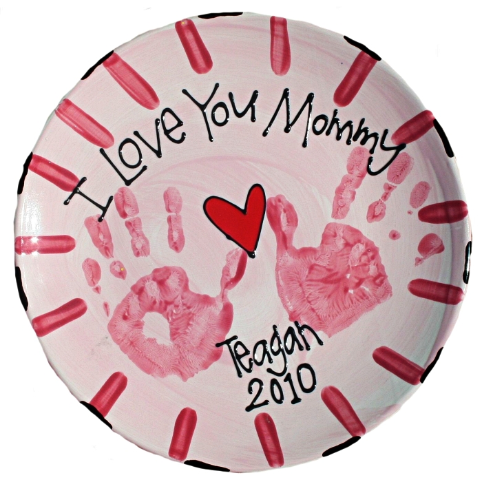 une assiette en céramique personnalisée avec des empreintes de mains, cadeau fête des mères à fabriquer soi-même