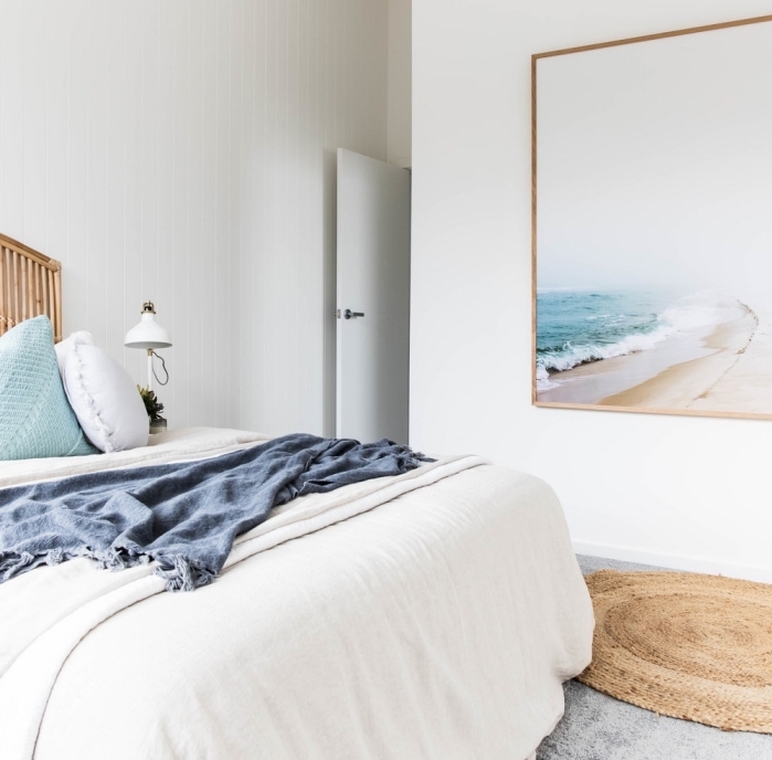 design intérieur style marine dans une chambre à coucher blanche aménagée avec meubles bois, idée art murale avec peinture paysage marine