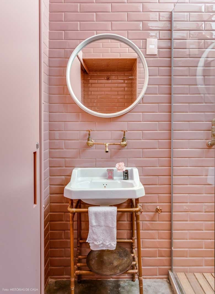 miroir rond cadre blanc, petite vasque vintage, carrelage metro couleur rose, faience salle de bain rose