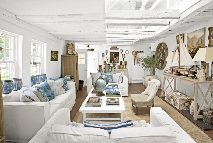 comment décorer un salon blanc avec meubles et objets en bois, exemple de déco marine avec coussins bleus