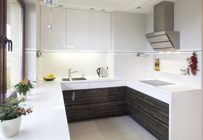 exemple de cuisine petit espace, déco de cuisine en blanc et noir, aménagement cuisine petite surface blanche