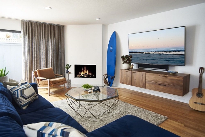 exemple de design intérieur marin dans un salon blanc et bois, objet de déco sur thème surf, comment aménager une maison de plage