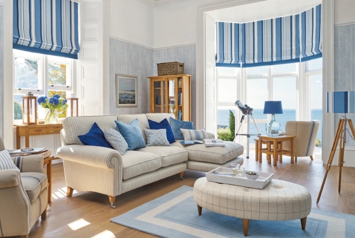 design intérieur de style marine avec objets en bois et accessoires à motifs rayures bleu et blanc, déco salon blanc et bleu
