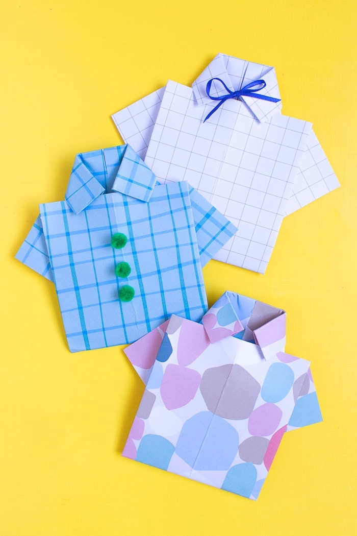 modèle carte de fete en forme de chemise, comment plier papier cartonné comme chemise avec papillon ou boutons pompons