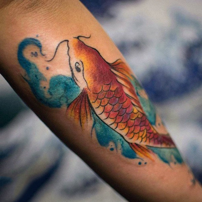 idee de tatouage poisson original en couleurs, poisson orange et des eaux bleus, les plus beaux tatouages