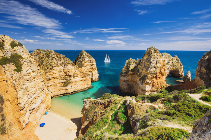 Algarve fond d’écran paysage, magnifique nature, les plus beaux endroits de portugal belle bue océan et bateau avec blanches mâts