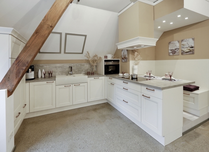 design intérieur rustique dans une cuisine blanc et beige avec accents bois, idée crédence de cuisine imitation bois