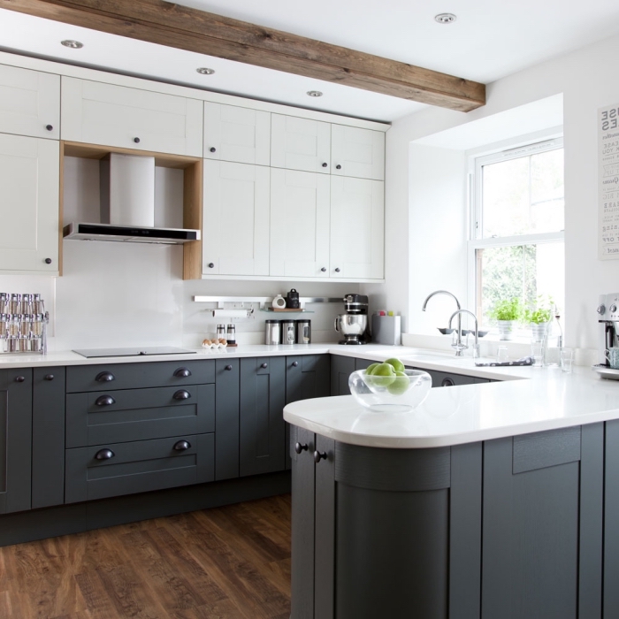 design intérieur moderne dans une cuisine en U blanche, idée cuisine blanc et noir avec accents en bois foncé