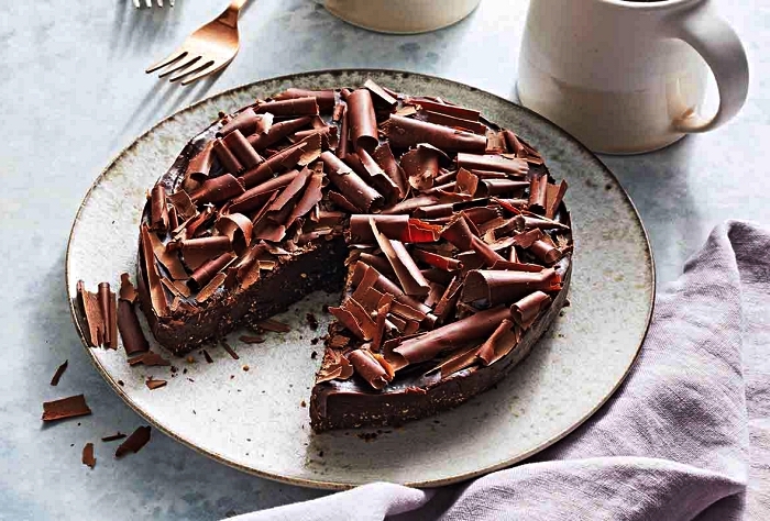 recette de gateau chocolat sans cuisson, gâteau fudge cru au chocolat et espresso, décor de copeaux de chocolat