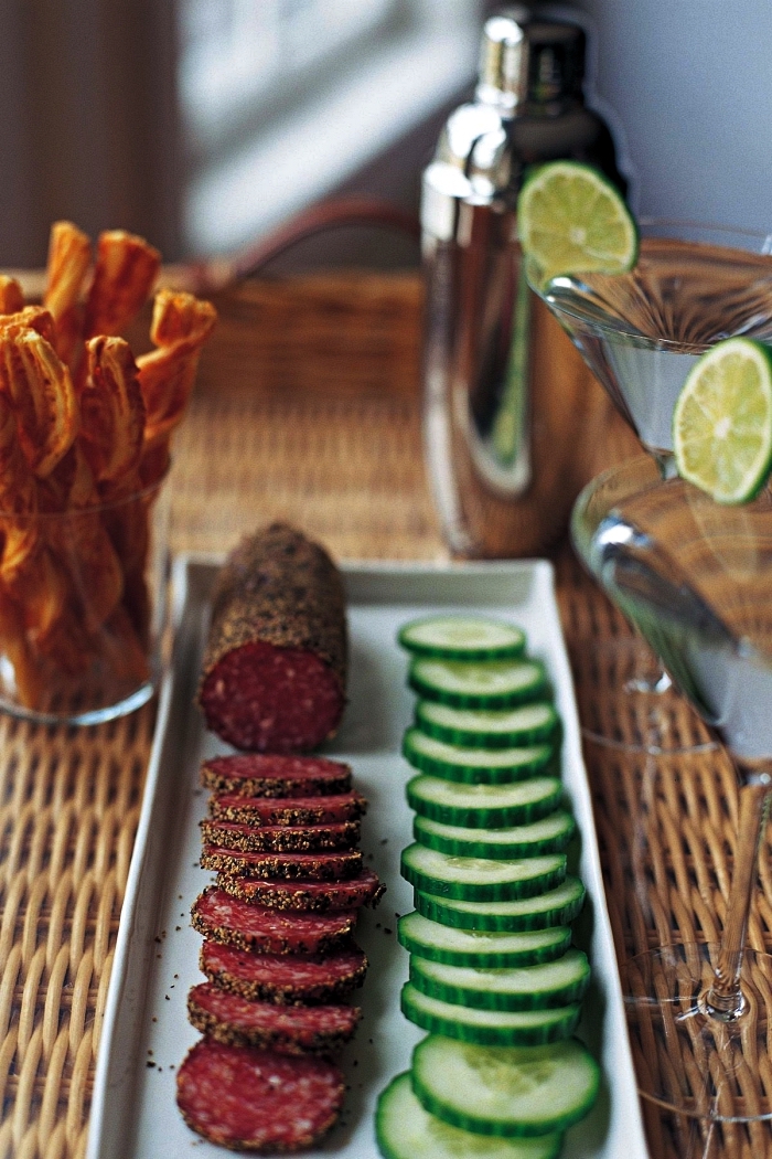 plateau de rondelles de concombre et de salami aux épices en apéro dînatoire, idées de recettes pour un apéro dînatoire express