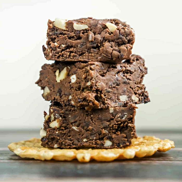 recette de brownies sans four au beurre de cacahuète, chocolat et noisettes, gateau aux noix facile façon brownies 
